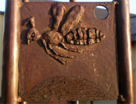 Bronzeplatte Biene
